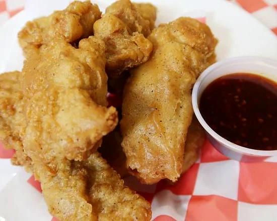 Fried chicken with sweet and spicy dipping sauce